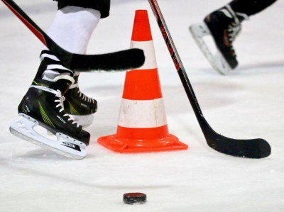 有籃板的曲棍球練習投籃